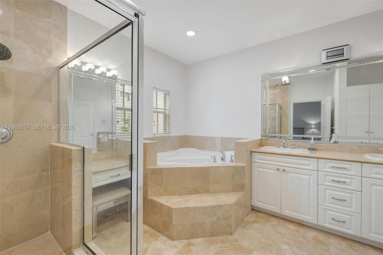 18450 NE 30th Place, Aventura, FL 33160 Photo