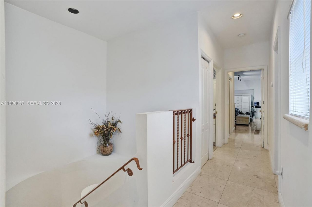 18450 NE 30th Place , Unit 18450, Aventura, FL 33160 Photo