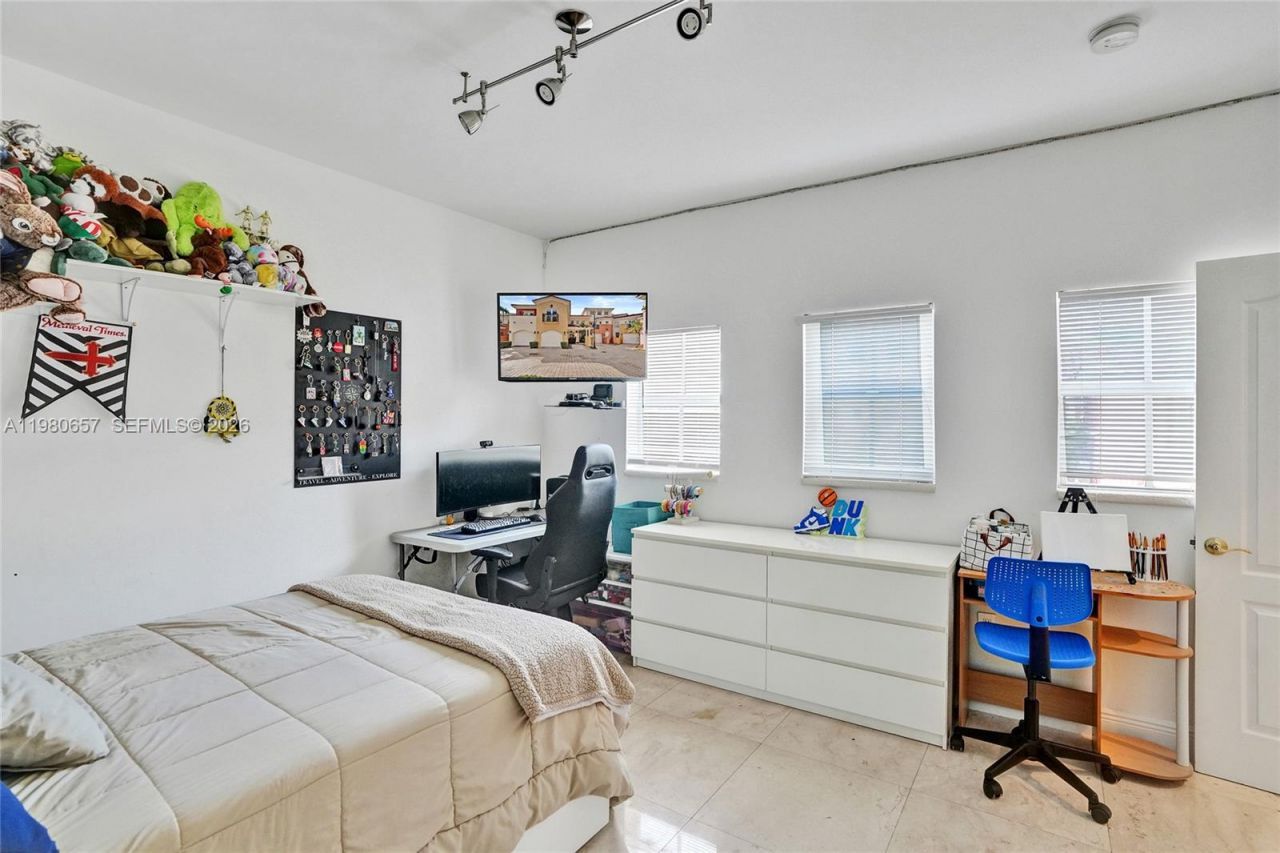 18450 NE 30th Place , Unit 18450, Aventura, FL 33160 Photo