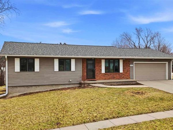 890 Prairie Ridge Rd., North Liberty, IA 52317