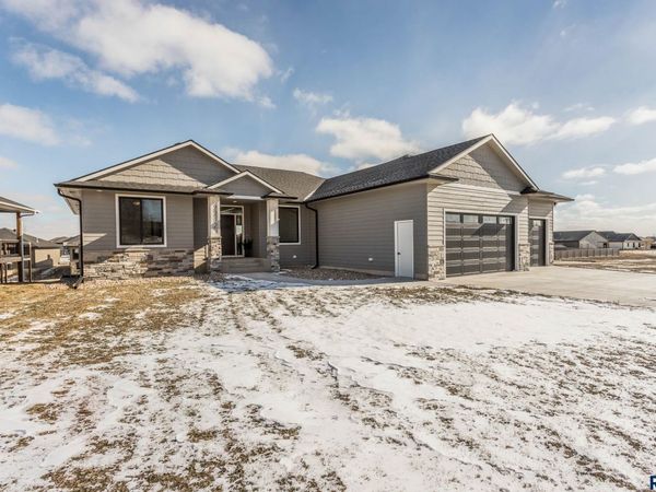 2212 S Saddle Ridge Dr, Sioux Falls, SD 57110