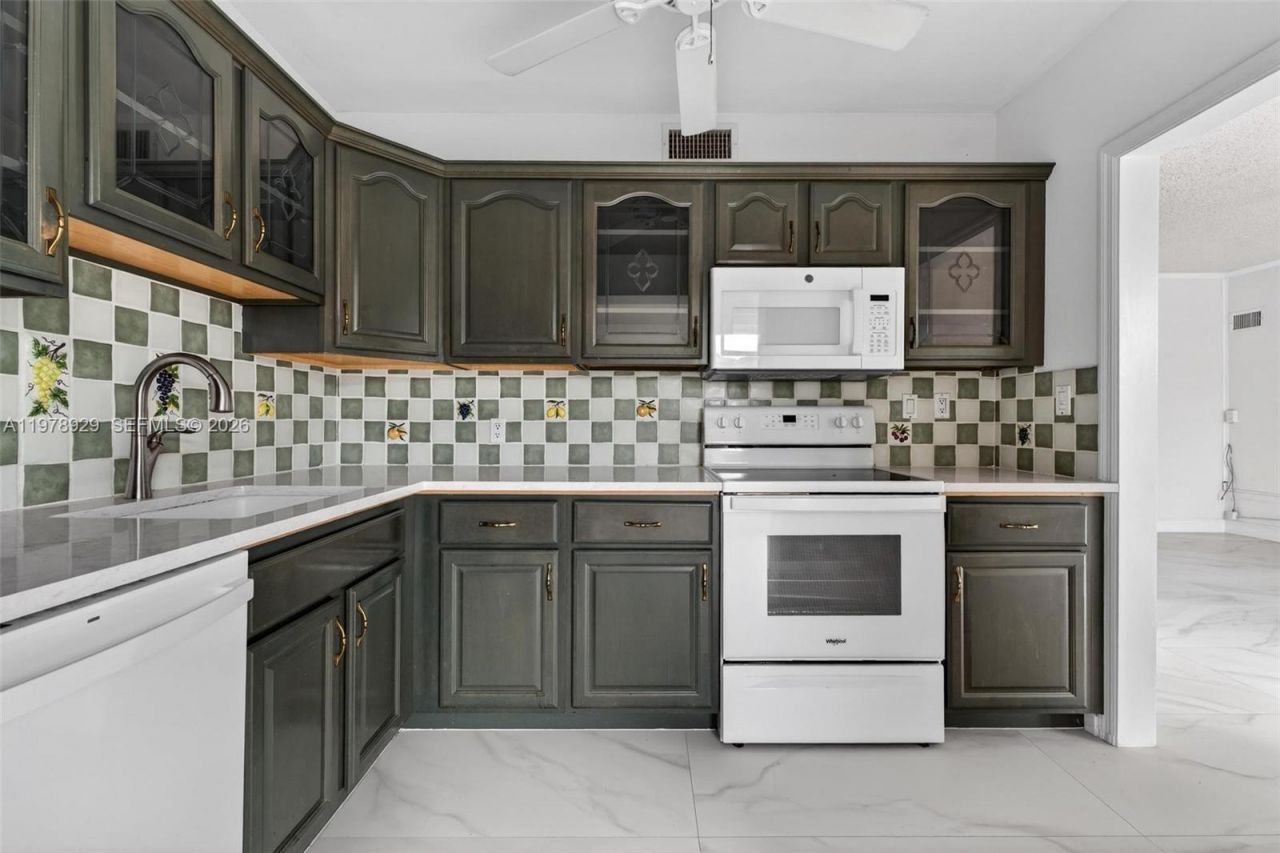 1470 N Treasure Dr, North Bay Village, FL 33141 Photo