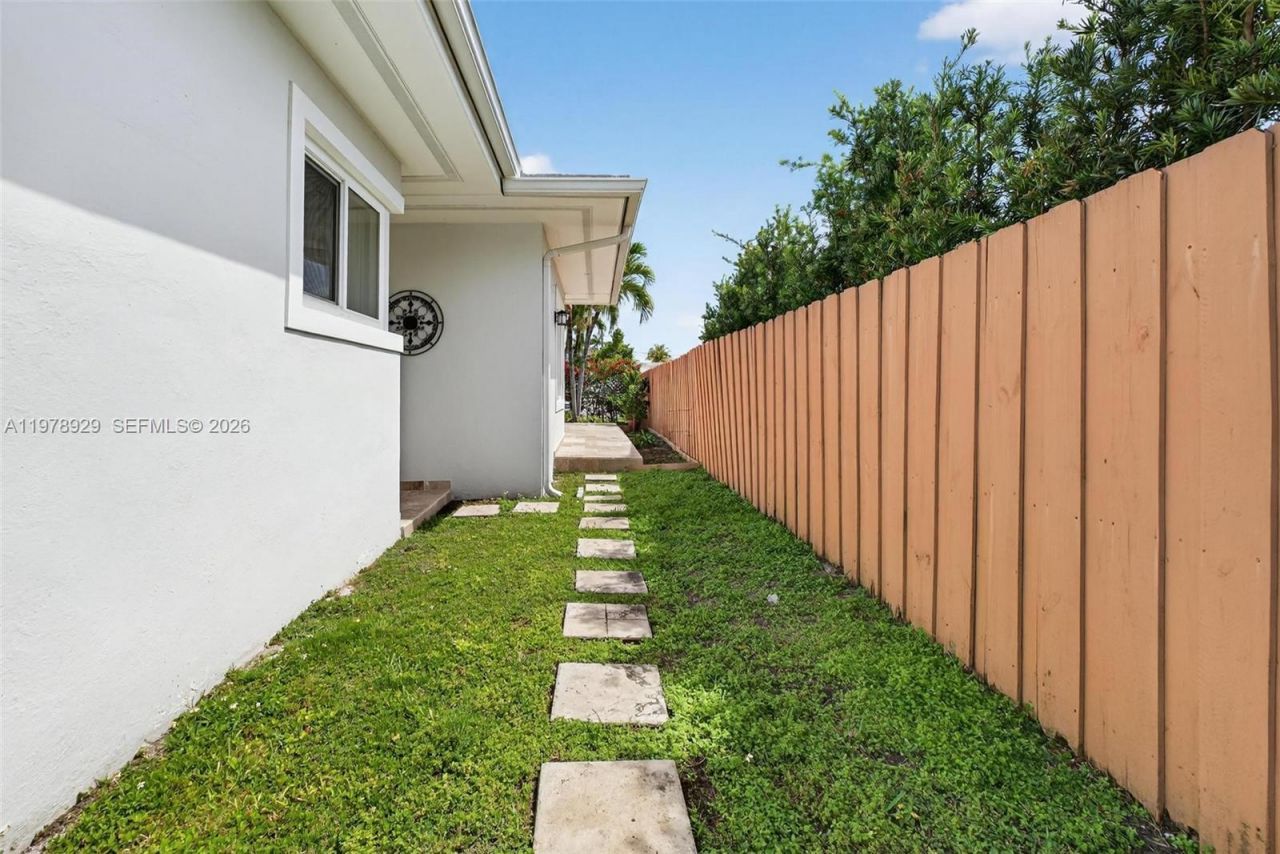 1470 N Treasure Dr, North Bay Village, FL 33141 Photo