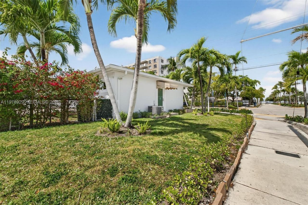 1470 N Treasure Dr, North Bay Village, FL 33141 Photo