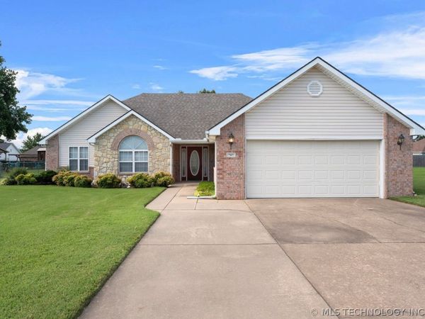 707 E 10th Street , Grove, OK 74344