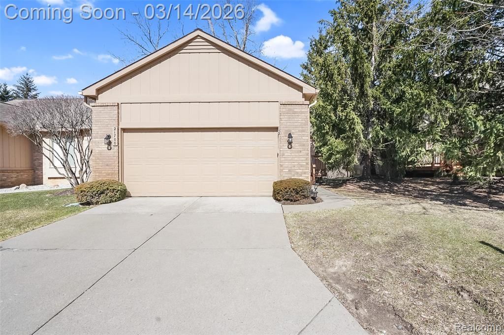 21700 River Ridge Trail N, Farmington Hills, MI 48335 Main Photo