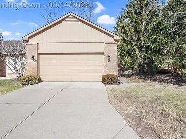 21700 River Ridge Trail N, Farmington Hills, MI 48335