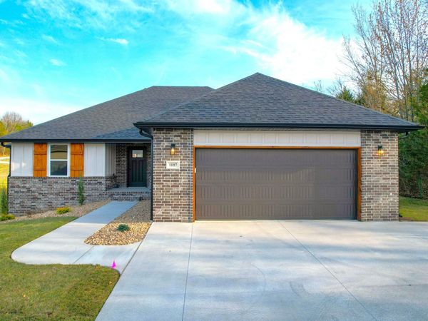 1197 W Warren Avenue, Ozark, MO 65721