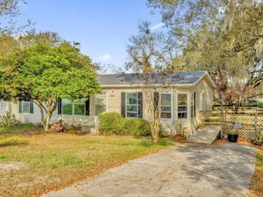 40212 GRAYS AIRPORT ROAD, LADY LAKE, FL 32159