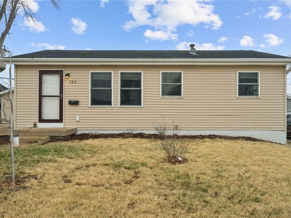 135 Eastview Drive NW, Cedar Rapids, IA 52405