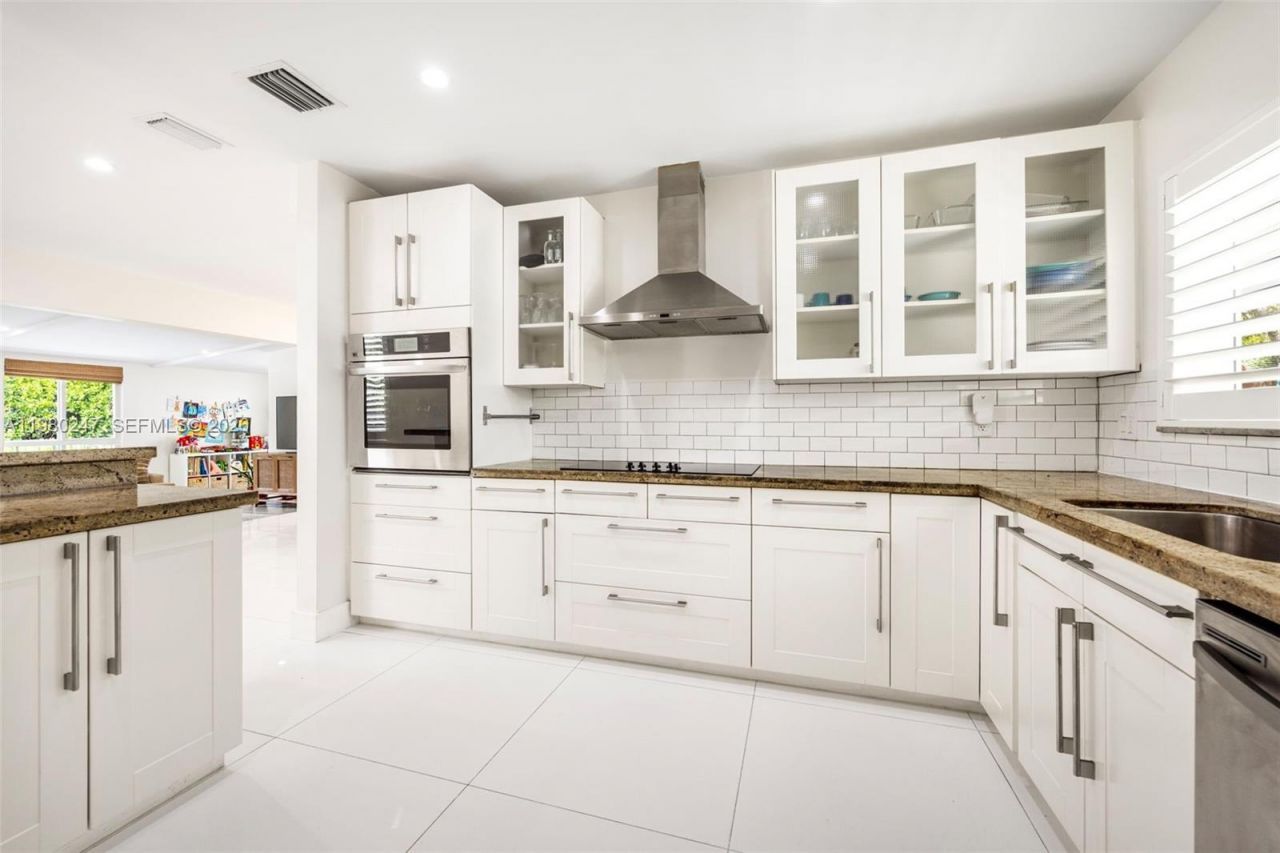 6609 SW 62nd Ter , South Miami, FL 33143 Photo