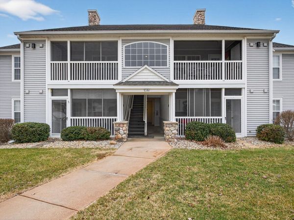 758 W Barrington Circle, Jackson, MI 49203