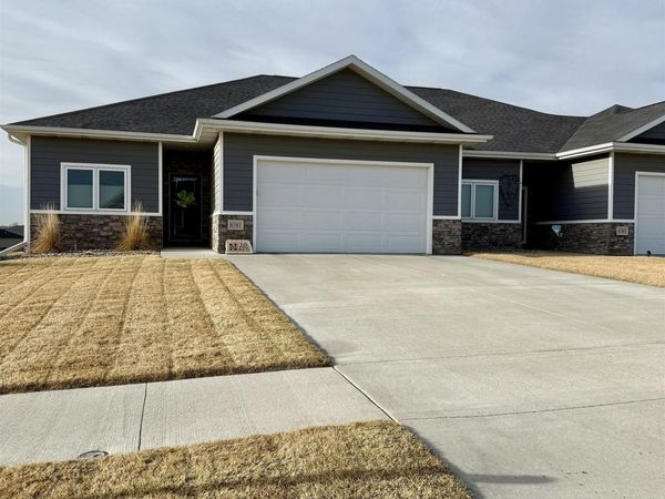 6761 Windsong Ct, Sioux City, IA 51106