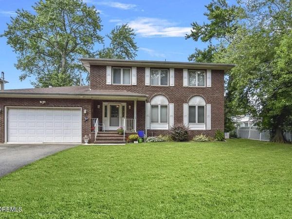 29 Maple Street, Middletown, NJ 07758