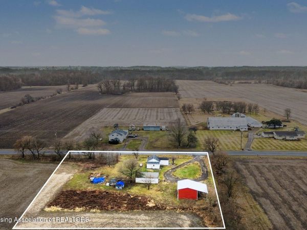 1761 Island Highway, Charlotte, MI 48813