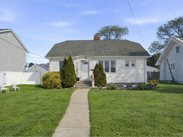 59 Homecrest Court, Oceanside, NY 11572