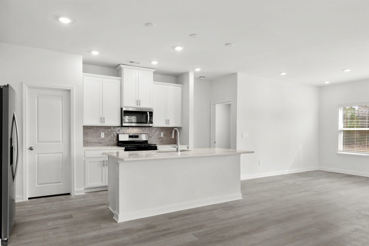 221 Evergreen St. Photo 14