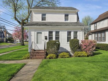 25 Mayfair Avenue, Floral Park, NY 11001