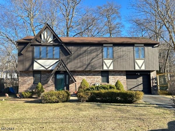 11 Adelphi Trl, Hopatcong, NJ 07843