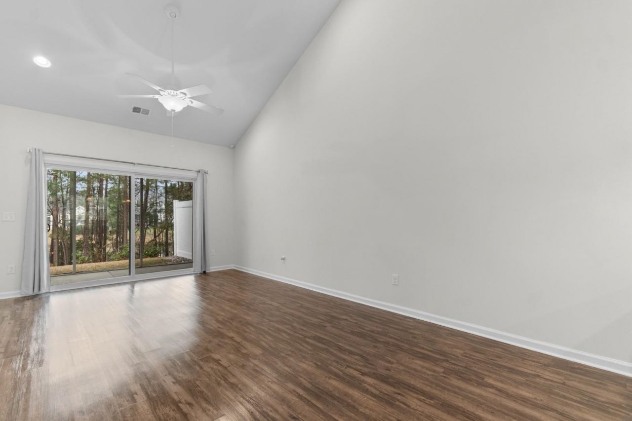 188 Machrie Loop Photo 10