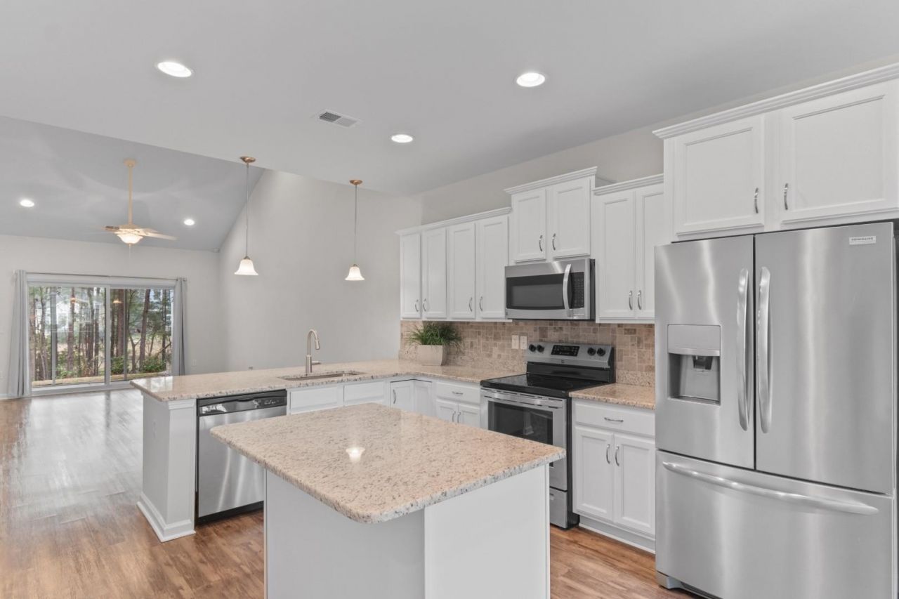 188 Machrie Loop Photo 4