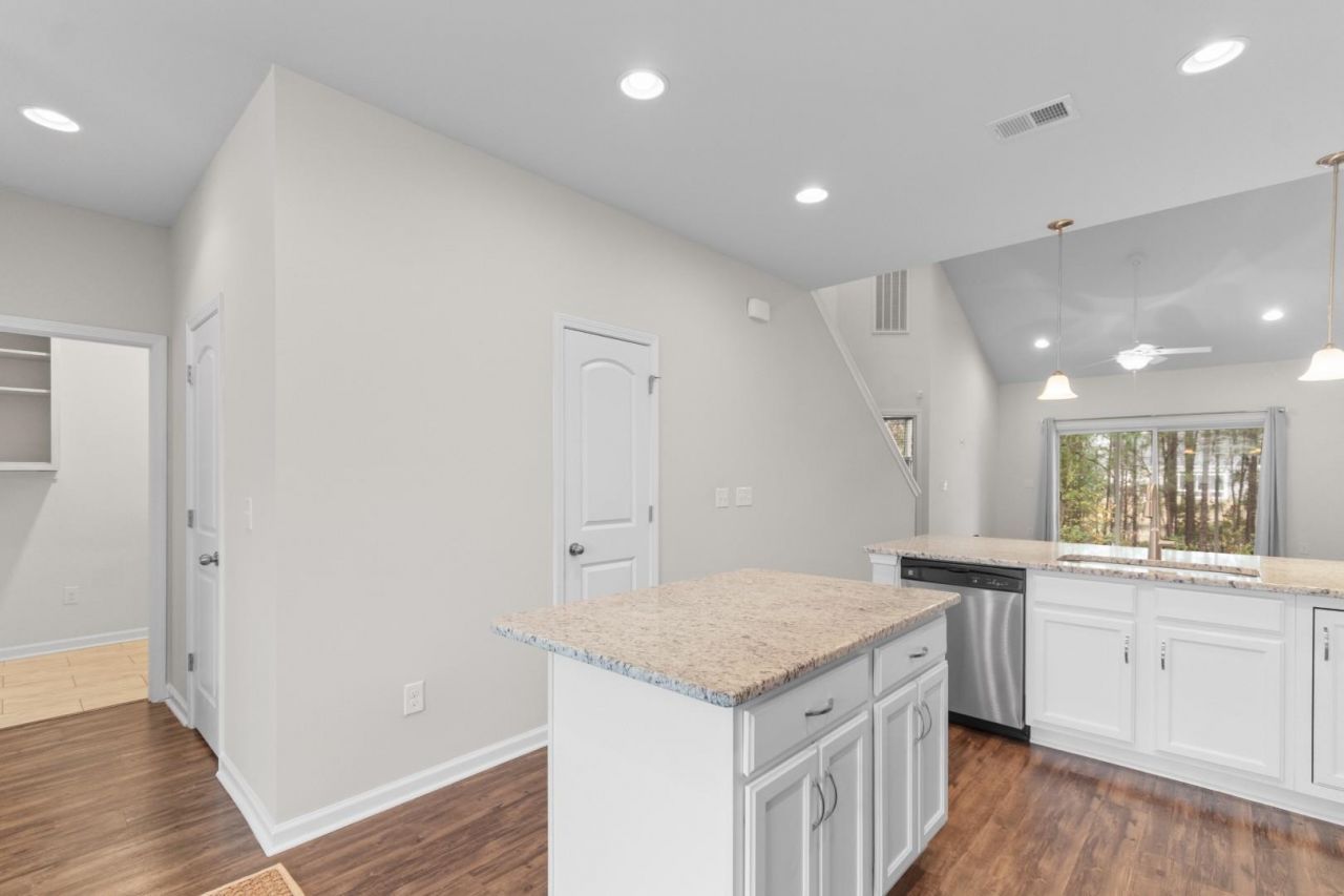 188 Machrie Loop Photo 6