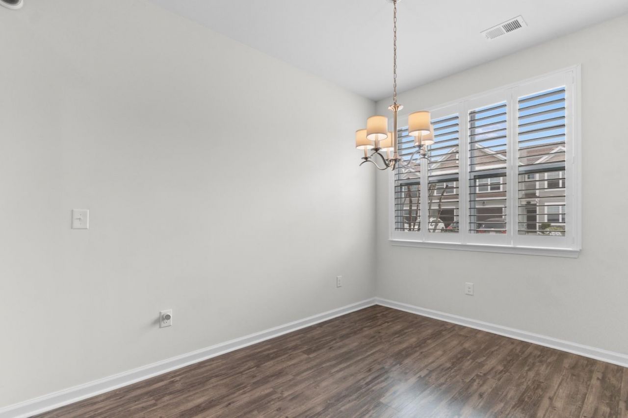 188 Machrie Loop Photo 7