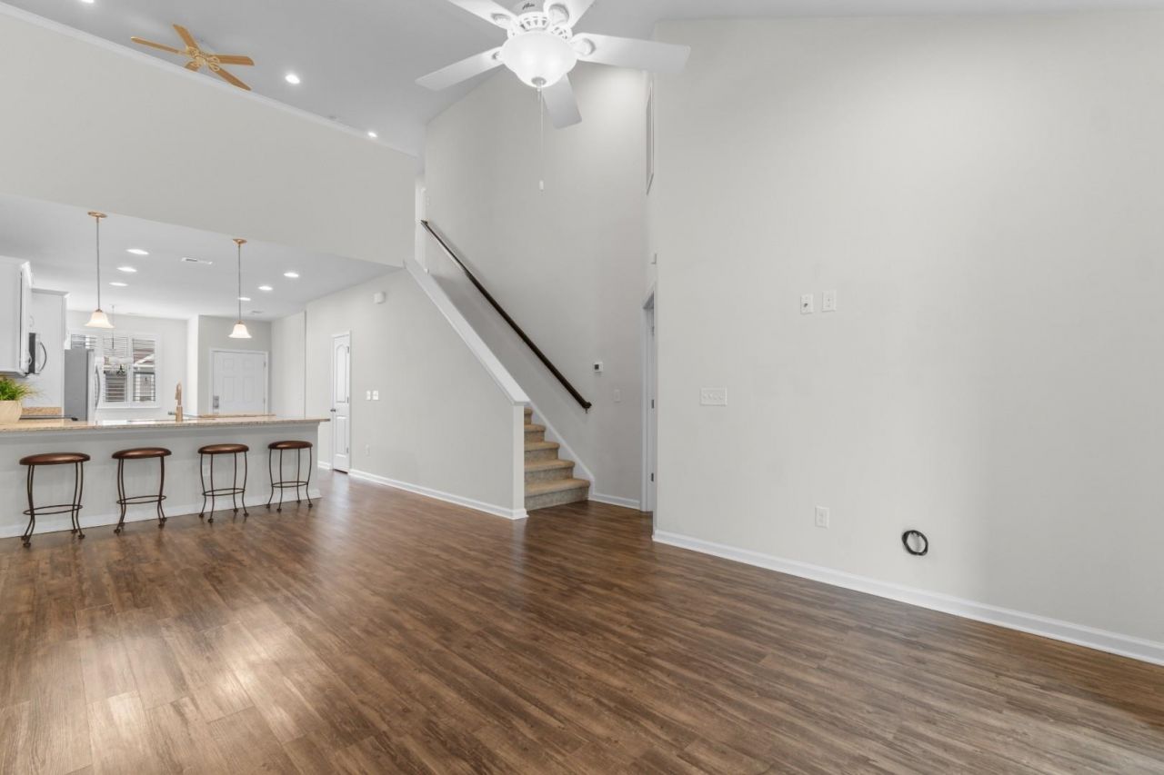 188 Machrie Loop Photo 8