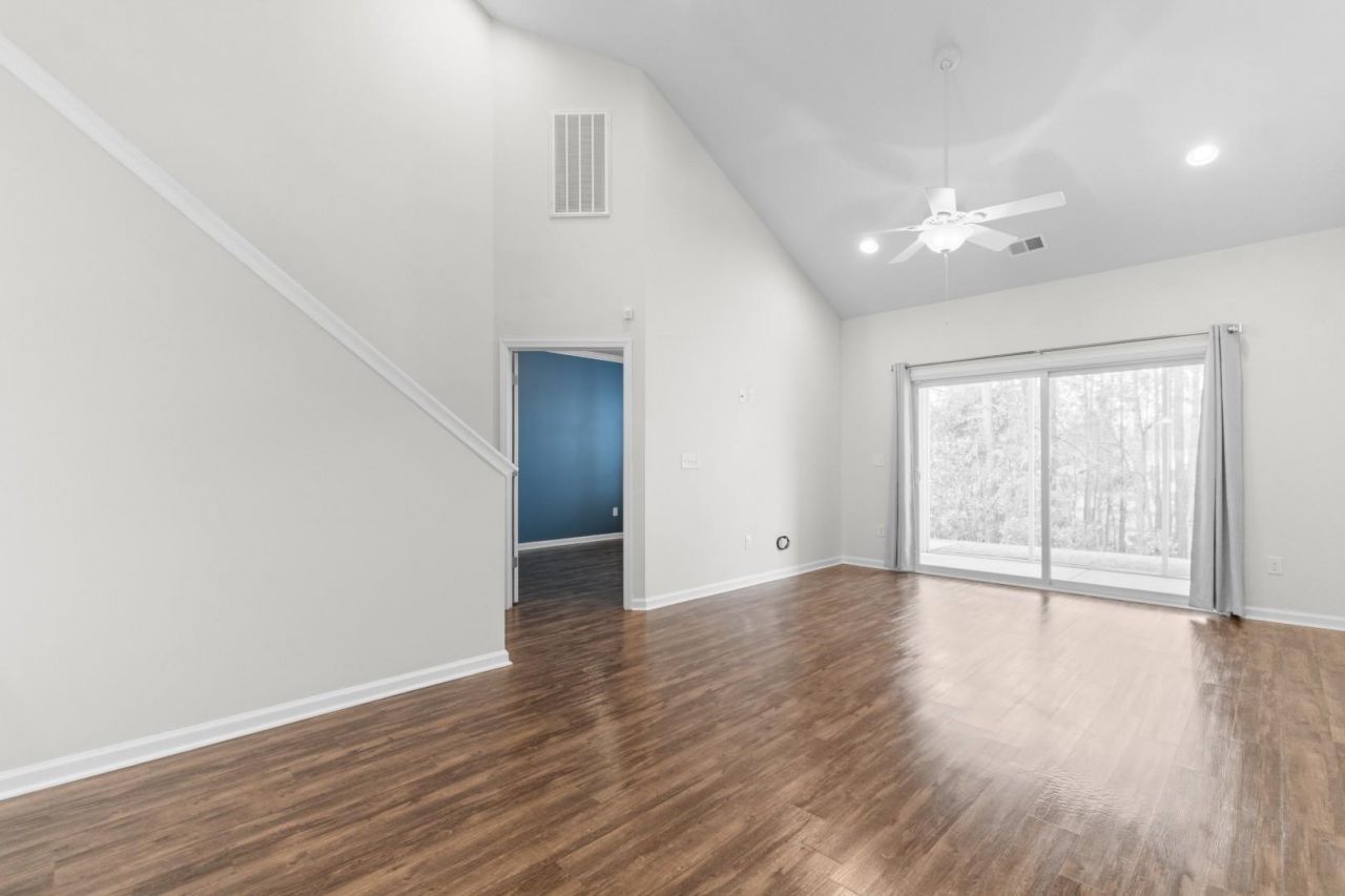 188 Machrie Loop Photo 9