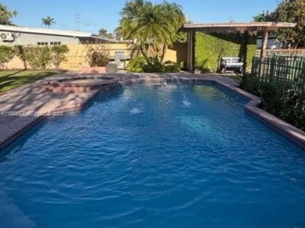 10720 SW 43rd Ln , Miami, FL 33165