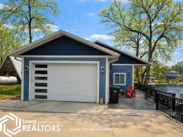 2141 S Lakeshore Drive, Brooklyn, IA 52211