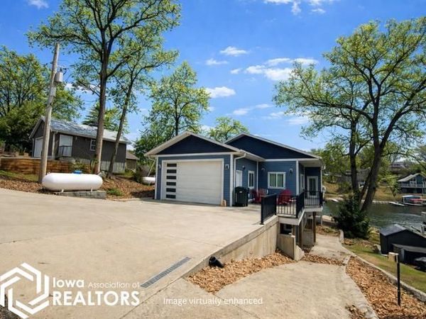 2141 S Lakeshore Drive, Brooklyn, IA 52211