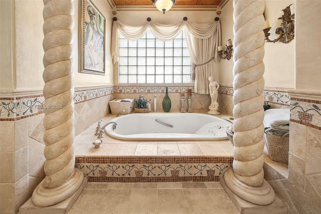 4501 N Bay Rd , Miami Beach, FL 33140 Photo