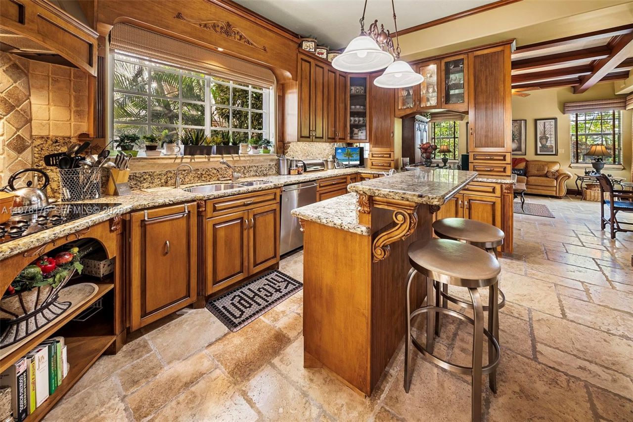 4501 N Bay Rd , Miami Beach, FL 33140 Photo