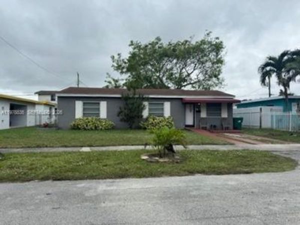 850 NW 84th St , Miami, FL 33150