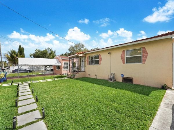 560 NW 97th St , Miami, FL 33150