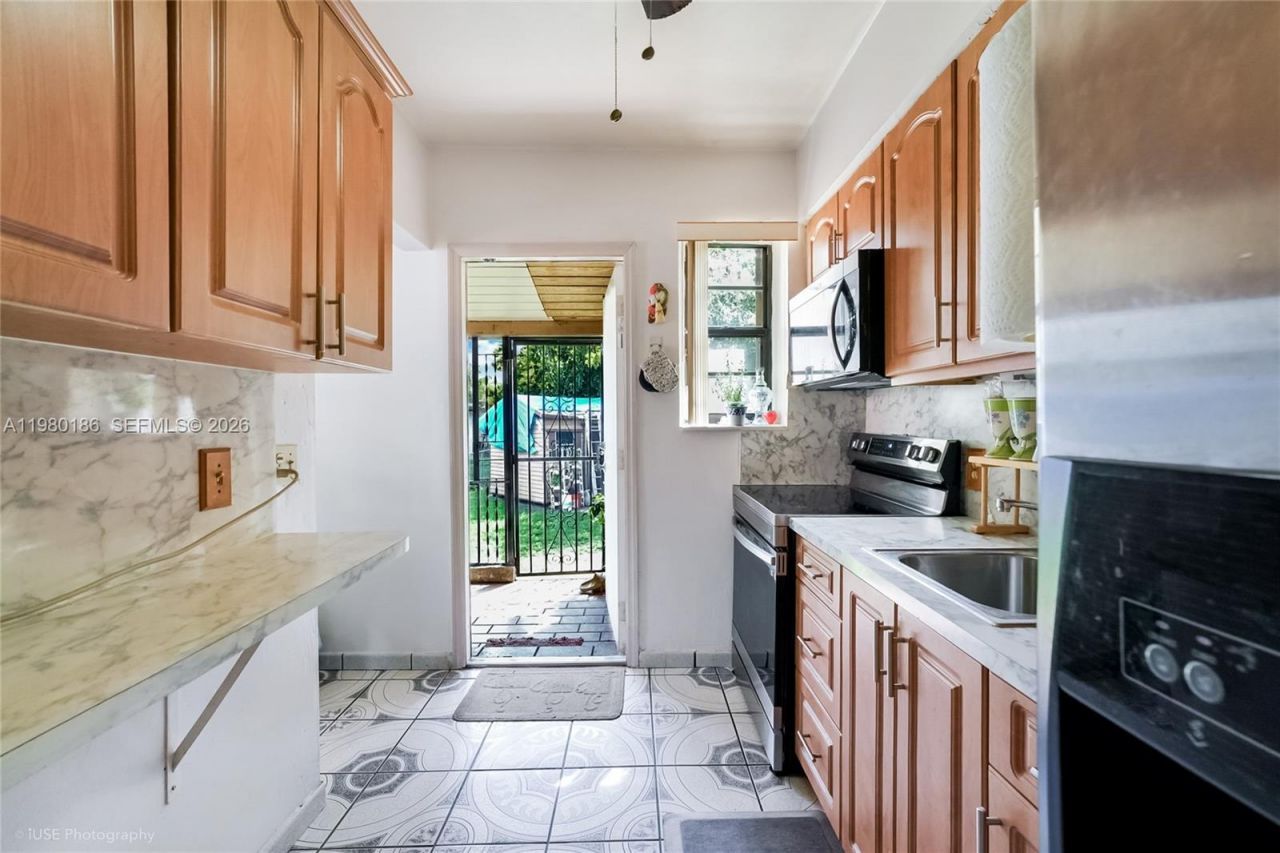 560 NW 97th St , Miami, FL 33150 Photo