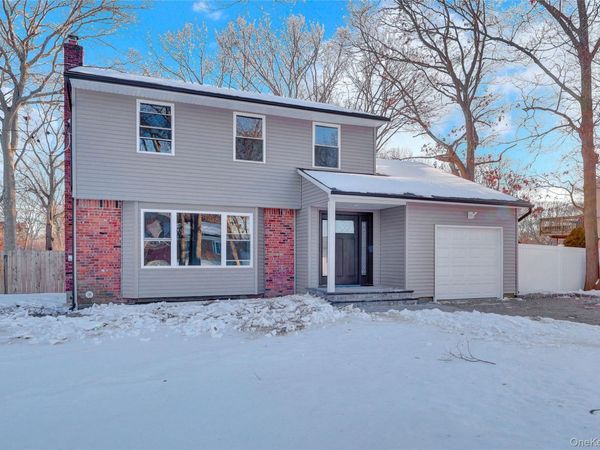 2 Cheshire Drive , Farmingville, NY 11738