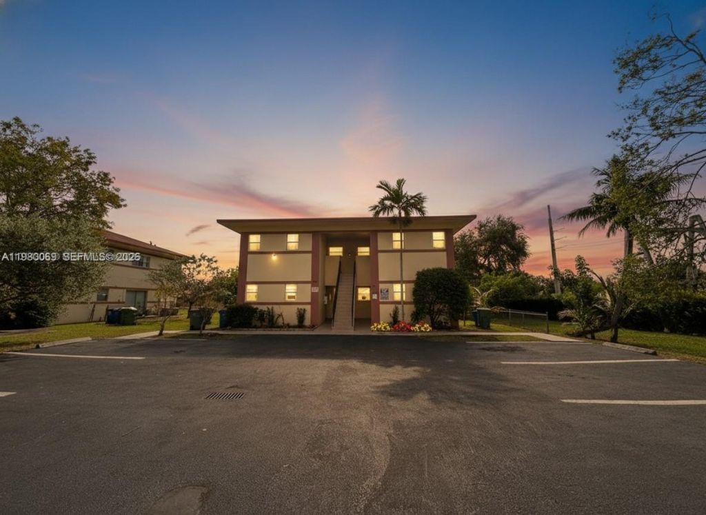 825 SW 10th St , Unit A, Hallandale Beach, FL 33009 Photo