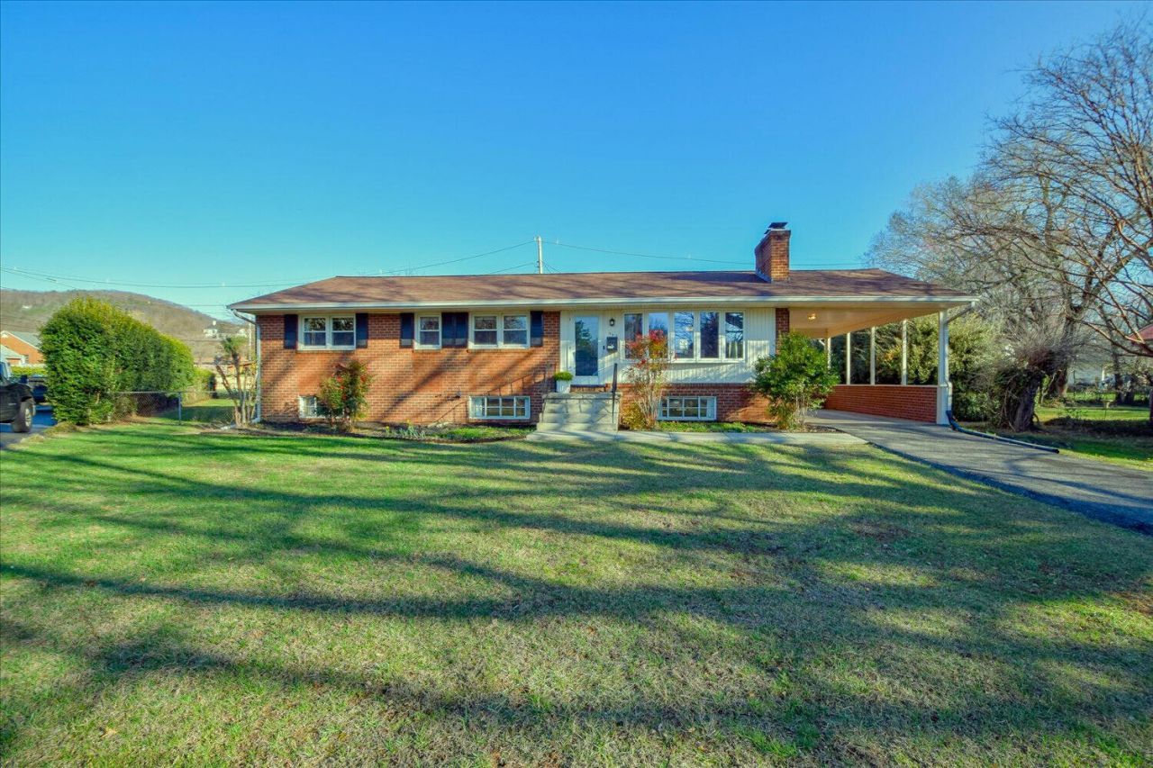 643 Fernwood Dr, Salem, VA 24153 Main Photo