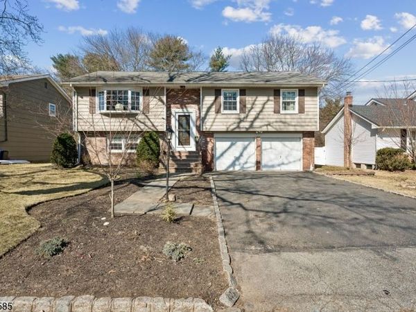 36 Williamsburg Dr, Roseland, NJ 07068