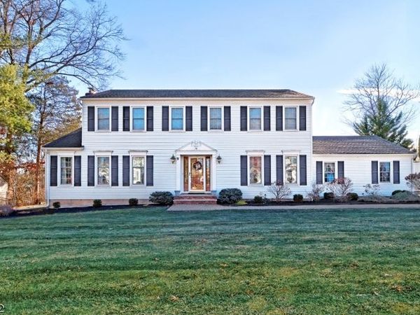 70 Tiffany Dr, East Hanover, NJ 07936