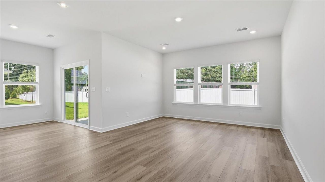 209 Evergreen St. Photo 23