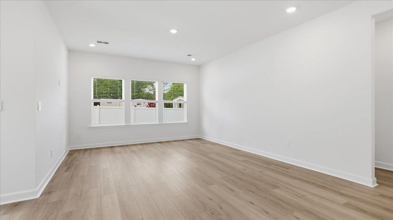 209 Evergreen St. Photo 33