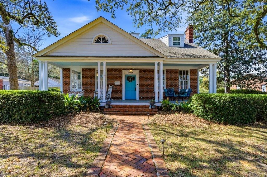 1013 Elm St. Photo 1