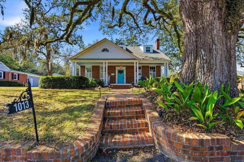 1013 Elm St. Photo 2