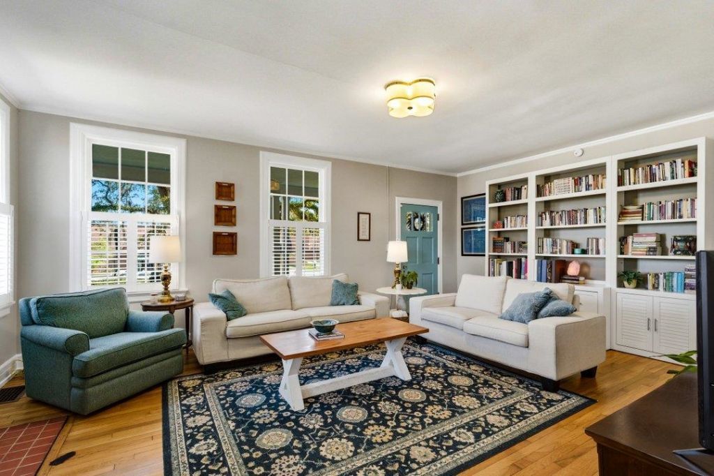 1013 Elm St. Photo 6