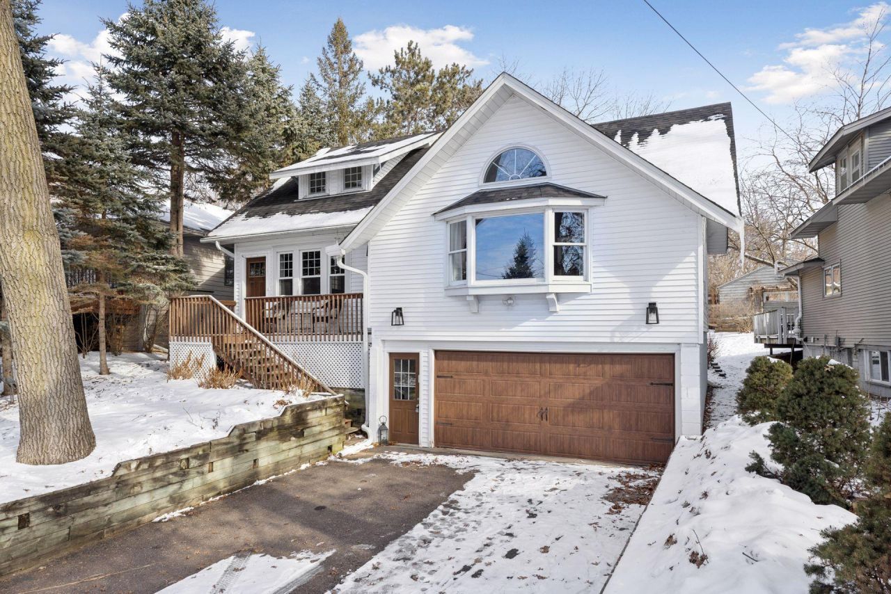 1040 Summit Avenue , Mahtomedi, MN 55115 Main Photo