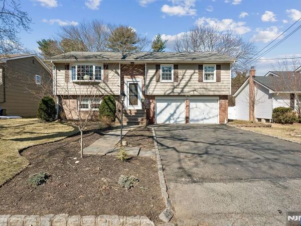 36 Williamsburg Drive, ROSELAND, NJ 07068