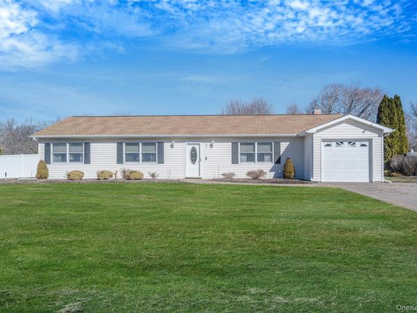 7 Hemlock Road , Mount Sinai, NY 11766